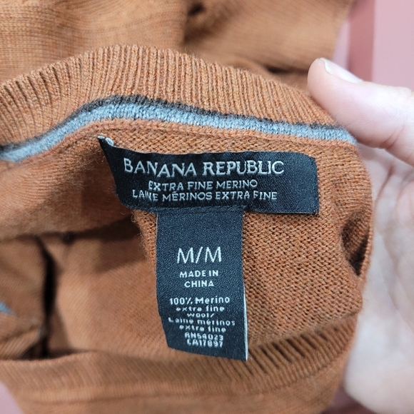 Banana Republic V-Neck Merino Wool Sweater in Warm Brown - Picture 5 of 6